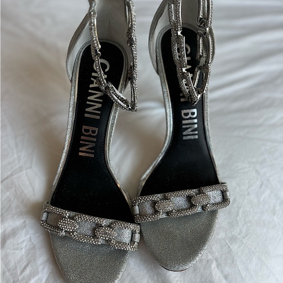 Gianni Bini the Vivvia Court Rhinestone Chain Detail Dress Grey Sandals Size 9.5 - Picture 4 of 15